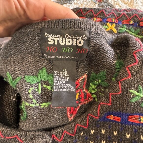 Mittens & Flowers Christmas Sweater XL￼ - Picture 8 of 9